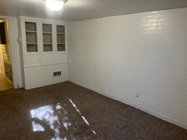 Building Photo - Spacious Studio Apartment