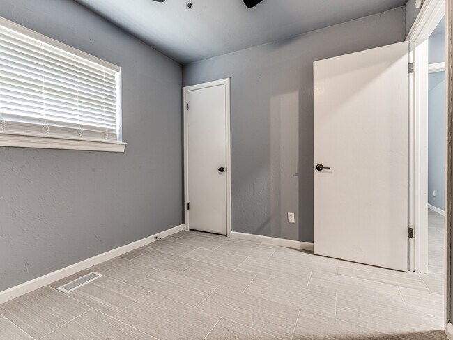 Building Photo - 14008 Gateway Dr