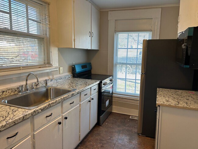 Building Photo - 2 Bedroom Home Near Plaza Midwood!