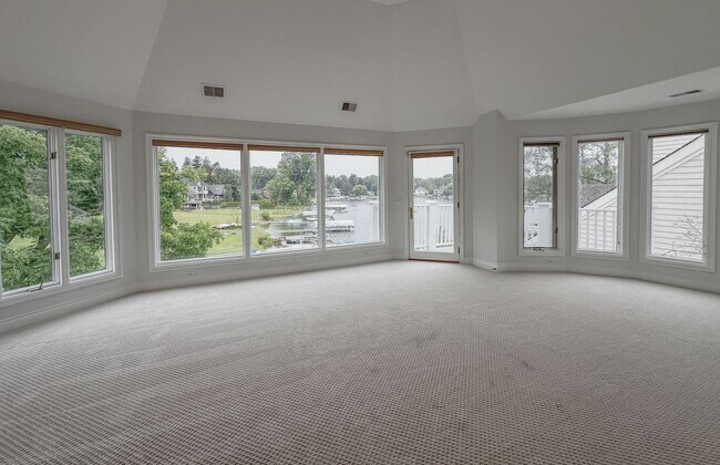 Building Photo - Lakeside Living!