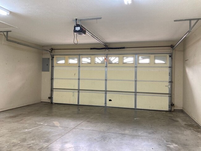 Building Photo - LOCATION LOCATION Location!  Close to Baptist Health Hospital, Shopping, & More