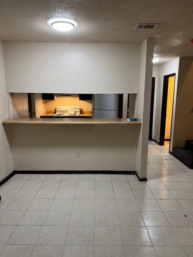 Building Photo - 2150 N Sherwood Forest Dr