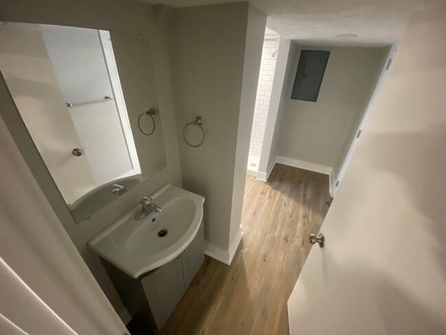 Building Photo - Newly Renovated 3 Bed 2 Bath Home