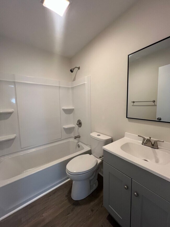 Building Photo - 3 Bedroom close to Uptown