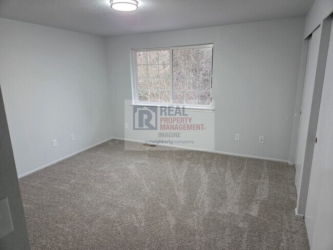 Building Photo - Check Out This Completely Remolded 3 Bedroom, 2.5 Bath Townhome!