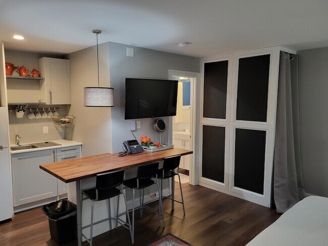 Building Photo - 815 Clay St