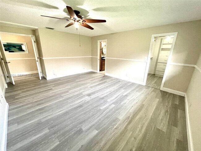 Building Photo - 10001 NW 11th Manor