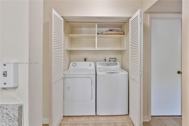 Building Photo - 9833 Westview Dr