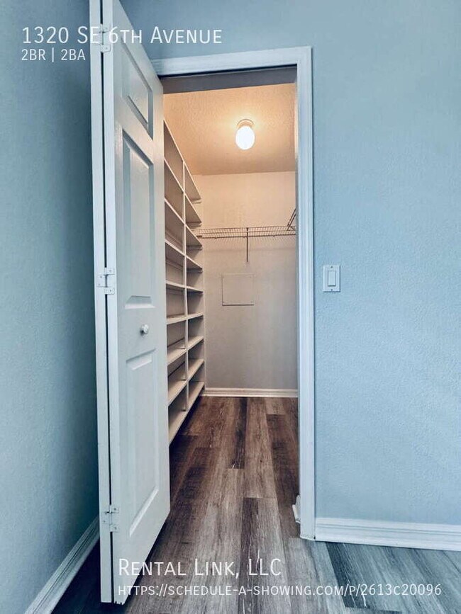 Building Photo - 1320 SE 6th Ave