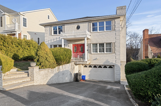Building Photo - 166 Woodside Ave