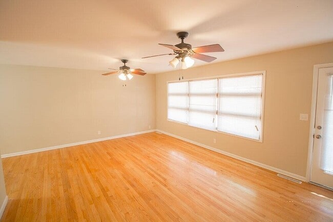 Building Photo - 2309 Highland Dr