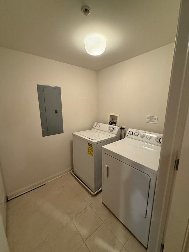 Building Photo - 255 E Liberty Dr