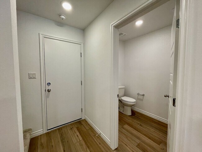 Building Photo - Gated 3 Bed, 2.5 Bath, 2 Car Garage Townho...