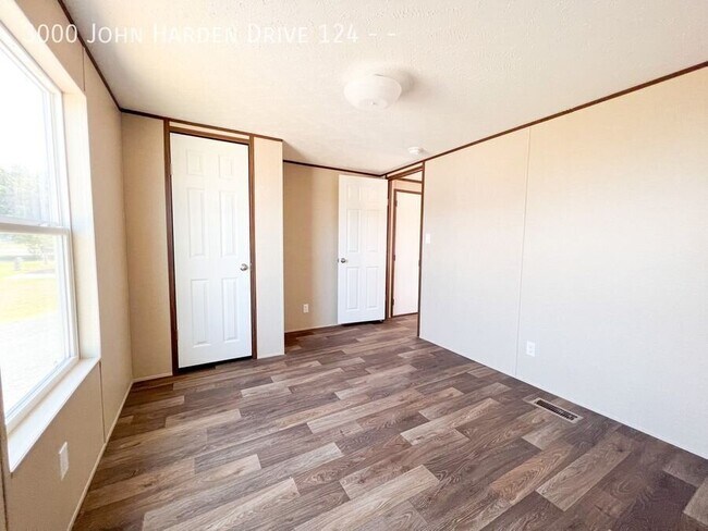 Building Photo - 3000 John Harden Dr
