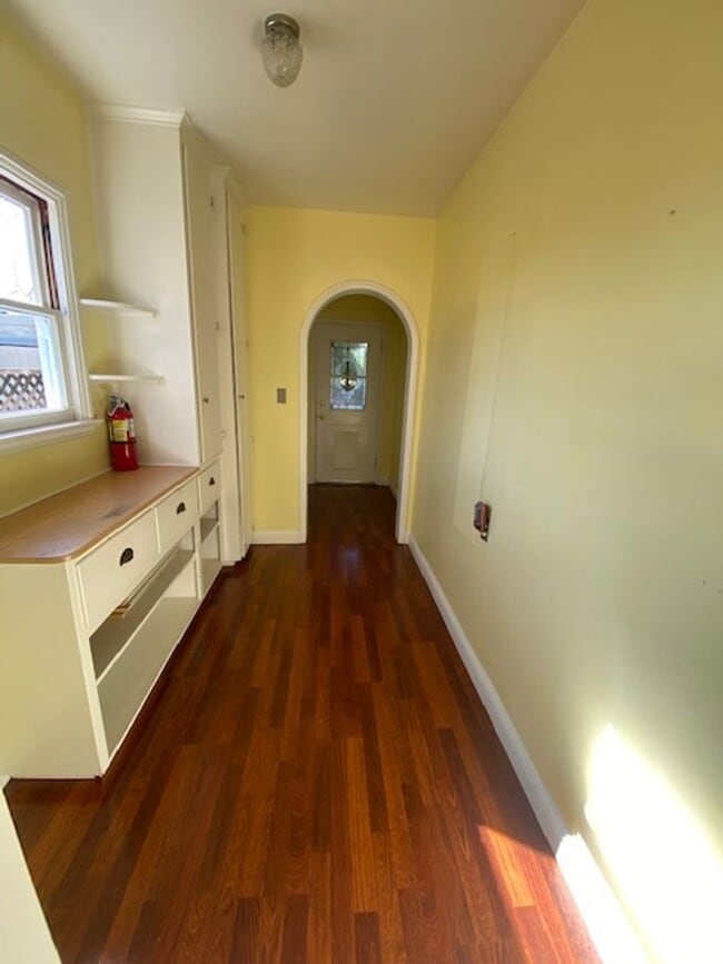 Building Photo - Maple Park LARGE 2 BR/ 2BA with 2 Car Garage & Large Fenced Yard