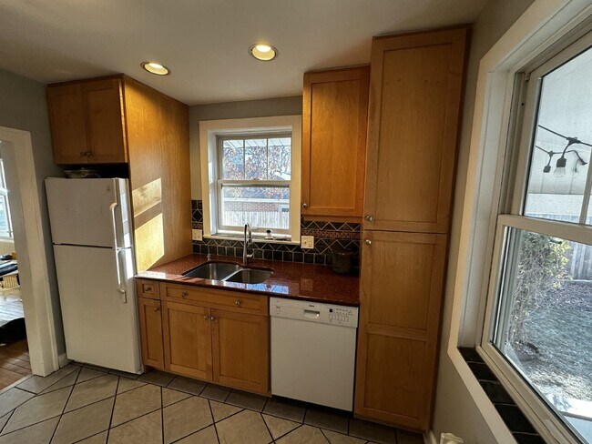 Building Photo - AVAILABLE NOW! "Charming 3-Bedroom Oasis with 2 Full Baths in the Sunset Neighborhood!"