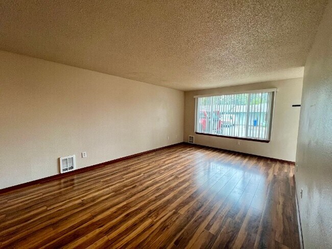 Building Photo - W/S/G Included! Pet Friendly 2 BD