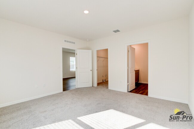 Building Photo - 982 Commons Way