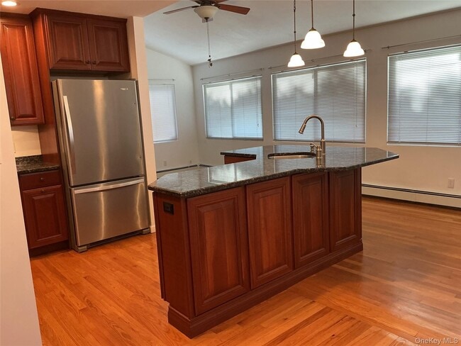 Building Photo - 4 Hitchcock Ln