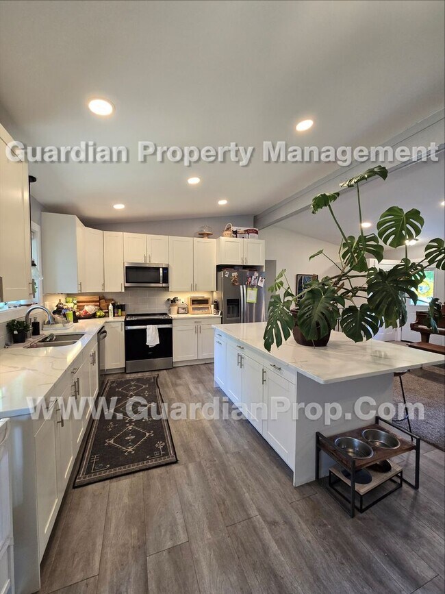 Building Photo - Private & Peaceful Mound home Minutes from Lake Minnetonka – Updated Home with Views Available 8/1