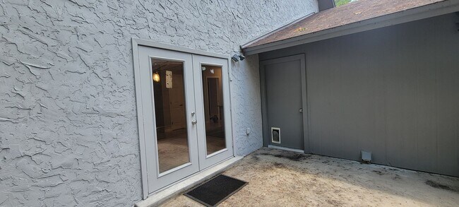 Building Photo - Charming 3/3 Condo