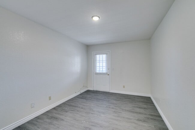 Building Photo - 2 bedroom & 2 bath unit first floor