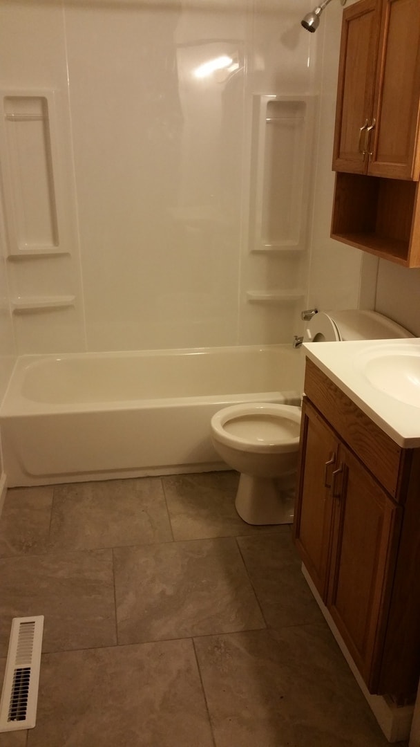 Building Photo - Great 3BR, 1BTH, 1 car att gar, ranch styl...