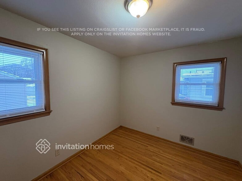 Building Photo - 4240 6th St NE