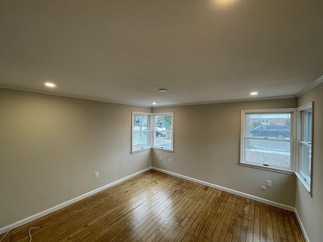 Building Photo - 819 Rosewood Ave