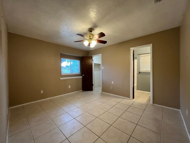 Building Photo - 2118 Meadowgrove Dr