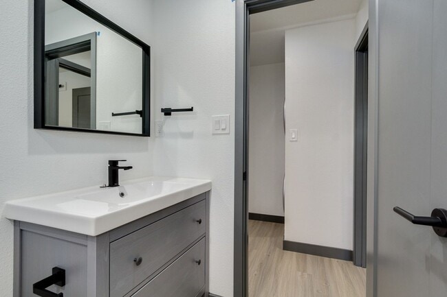 Building Photo - Two Bedroom in Old Town Scottsdale - Sparking Pool!