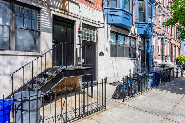 Entrance - 416-418 Madison St