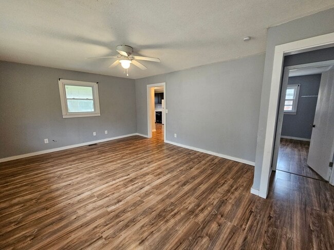 Building Photo - 3 Bedroom 1 Bathroom Home w/ Bonus Off of Gum Branch Rd.