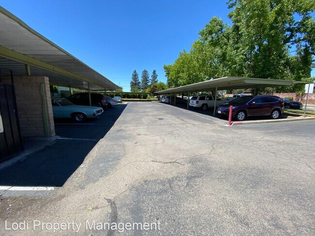 Building Photo - 2440 Cochran Rd