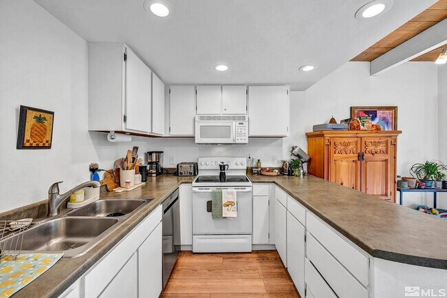 Building Photo - Unurnished condo Stateline