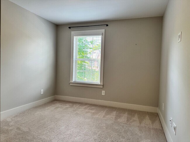 Building Photo - Beautiful End Unit Franklin Townhome