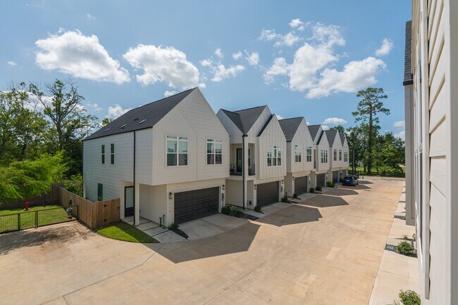Building Photo - 5715 White Magnolia St.
