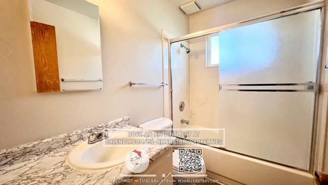 Building Photo - Spacious top floor 2 bedroom, walking dist...