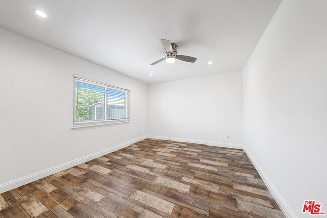 Building Photo - 1231 W 87th St