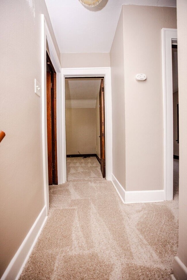 Building Photo - Three bedroom one bath home available for rent located in Library Disctrict West Toledo!