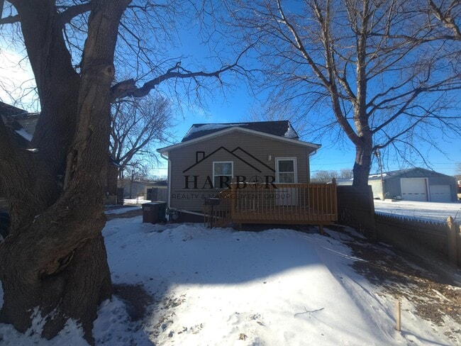 Building Photo - Pet-Friendly 3-Bedroom Gem in Prime Rochester Location