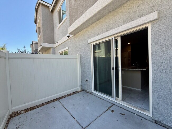 Building Photo - 3 BED 3 BATH 2 CAR GARAGE TOWNHOUSE W/ PRIVATE YARD, LOFT & BEDROOM DOWNSTAIRS IN GATED COMMUNITY...