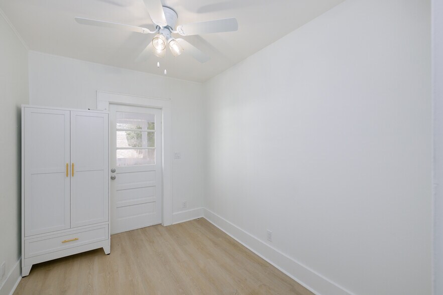 full size bedroom 2 - 618 7th Ave N