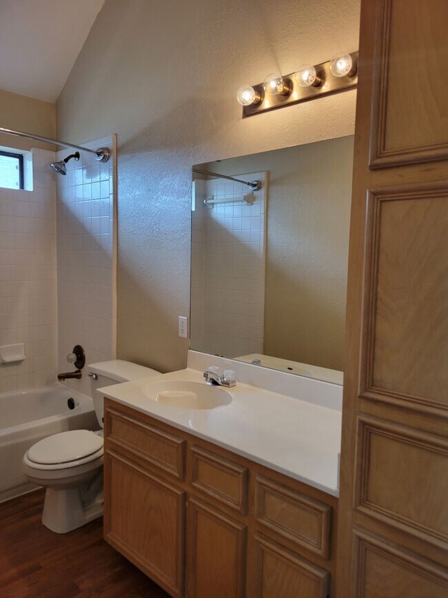 Building Photo - 3bd/2ba house close to major shopping, restaurants, and Ft. Hood!
