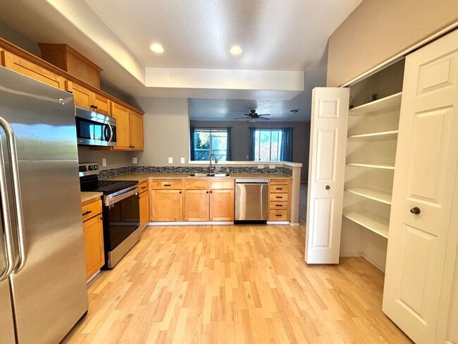 Building Photo - Update 3 Bedroom Home in Beaverton!