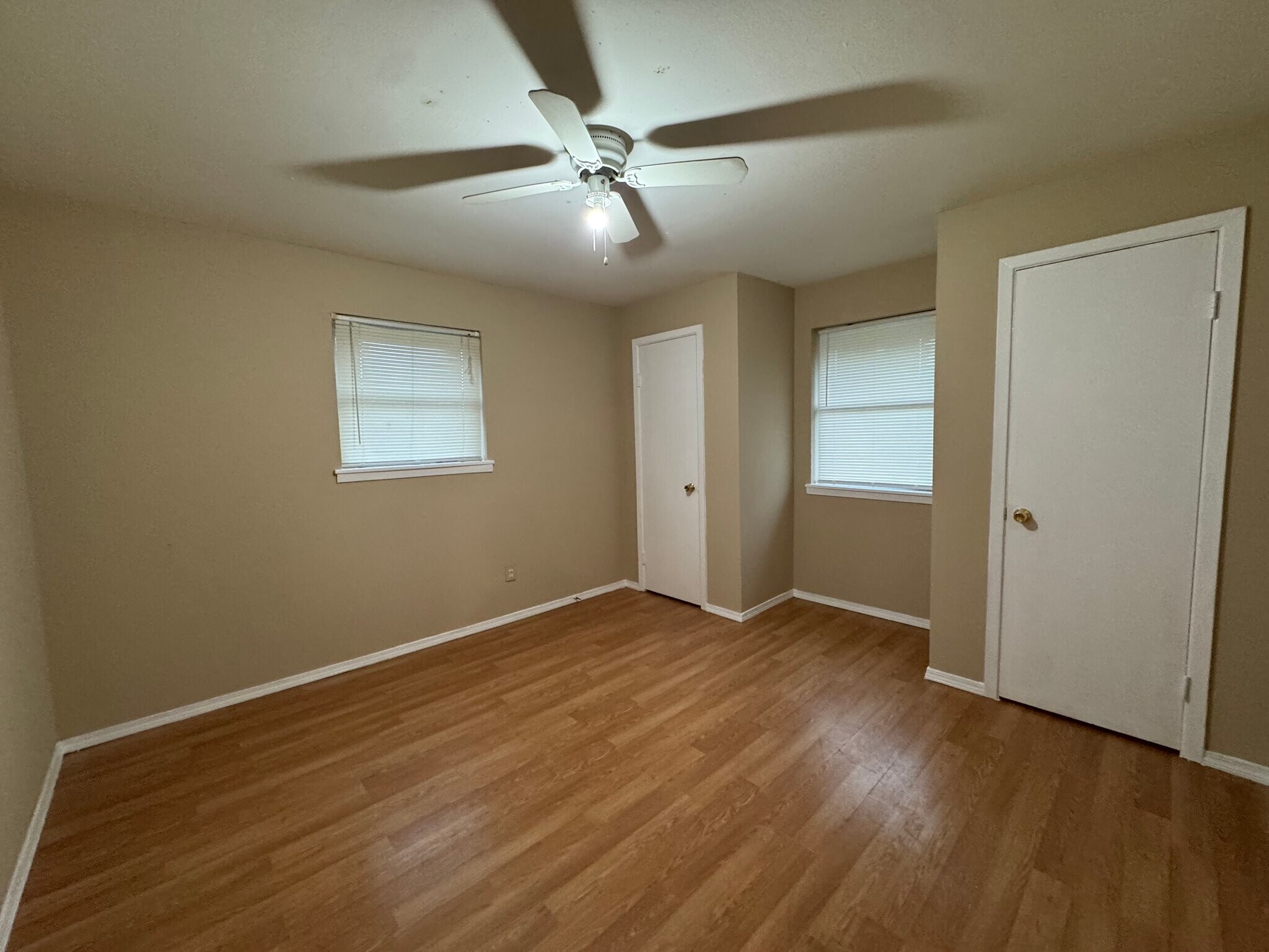 Building Photo - 1034 W Village Ct