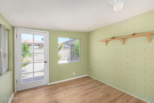 Building Photo - 108 W Balboa Dr