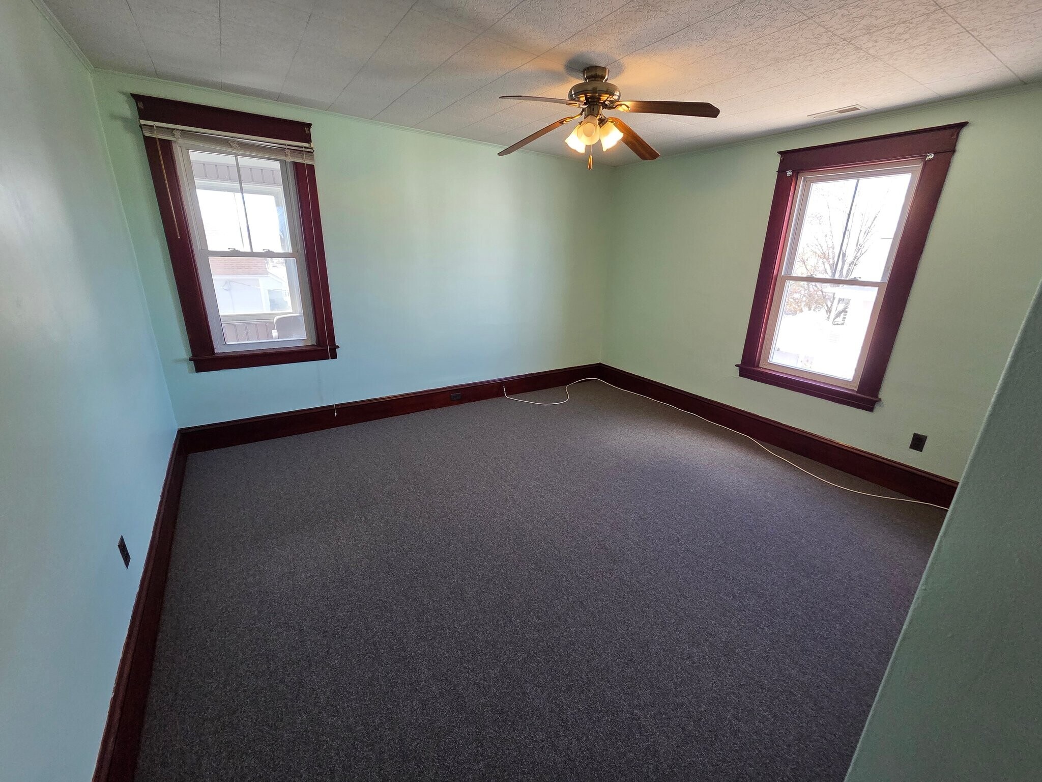 Building Photo - 152 Maple St