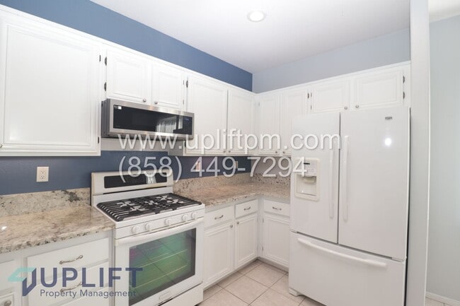 Building Photo - 4 Bed 2.5 Bath Townhouse in Oceanside AVAILABLE NOW!