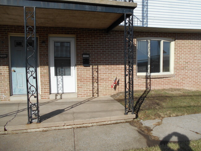 1 Bedroom Front Door - 718 E 18th St